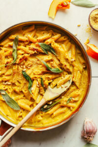 amazing pumpkin mac n cheese 10 ingredients cheesy hearty so delicious vegan plantbased pumpkin pasta recipe glutenfree 10